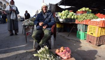 بائع تونسي بسوق في بلدة بنقردان الحدودية (فتحي بلعيد /فرانس برس)