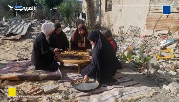 نازحات يصنعن كعك العيد فوق ركام منازلهن جنوبي قطاع غزة
