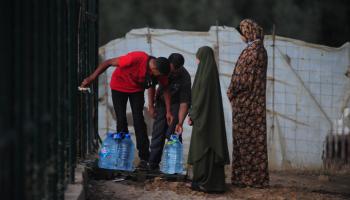 يضطر  السكان في بعض المناطق إلى تعبئة المياه (العربي الجديد)