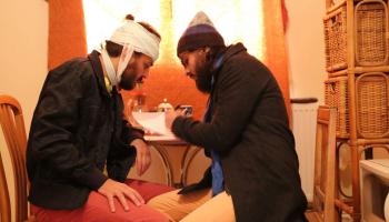 من مسرحية "اللاجئان" للمخرجَين السوريَّين محمد وأحمد ملص (من عروض الدورة الثالثة)
