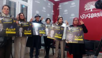 وقفة لتنسيقية عائلات المعتقلين السياسيين في تونس (21/2/2024 العربي الجديد)