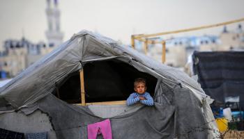 طفل فلسطيني لجَأ إلى الخِيام بعد أن دمّر العُدوان منزله، رفح، 13 أيّار/ مايو 2024 (Getty)