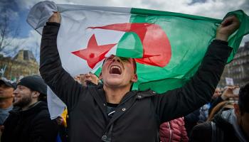 متظاهر يلوح بالعلم الجزائري في تظاهرة في باريس، 1 مارس 2019 (Getty)
