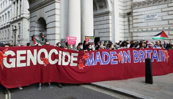 حمل المتظاهرون شعارات تحمّل بلدهم مسؤولية في حرب الإبادة: "حرب الإبادة صنعت في بريطانيا" (رويترز / هولي آدامز)