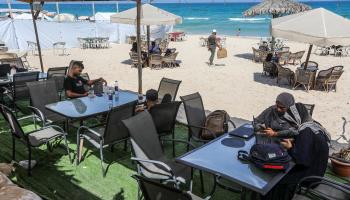 يقع مقهى "We Work" على شاطئ بحر مدينة خانيونس جنوبي القطاع (عبد الرحيم الخطيب/الأناضول)