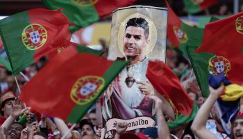 مشجعون برتغاليون يرفعون صورة لكريستيانو رونالدو - 18 حزيران 2024 (Getty)