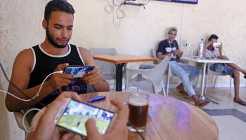 تونسيون مع هواتفهم المحمولة في سيدي بوزيد، 15 أغسطس 2019 (أنيس ميلي/ فرانس برس)