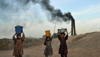 تلوث الهواء يهدد أطفال أفغانستان (نور الله شيرزاده/فرانس برس)