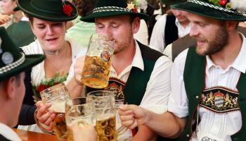 مشروبات كحولية في مهرجان البيرة في ميونخ ألمانيا - 17 سبتمبر 2023 (يوهانس سيمون/ Getty)