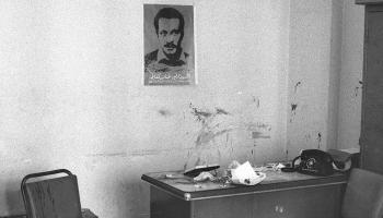 صورة للشهيد غسّان كنفاني في مكتب بسّام أبو شريف بمجلّة "الهدف"