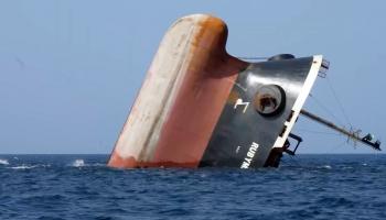 سفينة الشحن روبيمار أثناء غرقها في مياه البحر الأحمر يوم 7 مارس 2024 (Getty)