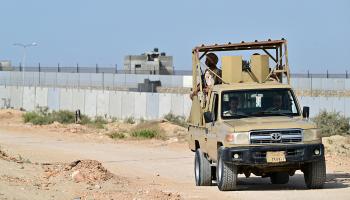 محور فيلادلفيا آلية للجيش المصري عند الحدود مع قطاع غزة، 4 يوليو 2024 (جوزيبي كاكاشي/فرانس برس)