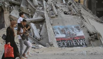 يتفحصون دماراً في تل الهوى بعد انسحاب الاحتلال، غزة، 14 يوليو 2024 (محمود عيسى/ الأناضول)