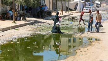 تجمعات مياه صرف صحي في دير البلح - وسط غزة - 17 يوليو 2024 (أشرف أبو عمرة/ الأناضول)