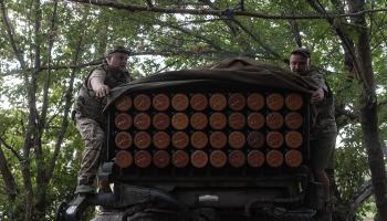 جنديان أوكرانيان على جبهة دونيتسك، أمس الأول (الأناضول)