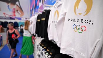 شعار الأولمبياد على أحد القمصان في العاصمة باريس، 25 يوليو 2024 (كيريل كوردايتسيف/Getty)