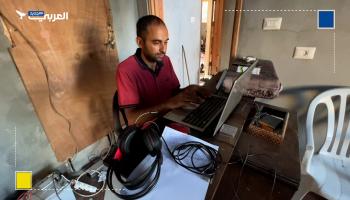 فلسطيني يناقش رسالة الدكتوراه من منزله المدمر في شمال غزة