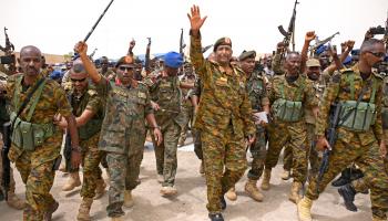 البرهان مع جنوده في بورتسودان، أغسطس 2023 (فرانس برس)