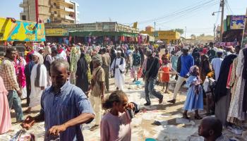 سودانيون يتسوقون في مدينة القضارف شرقي السودان