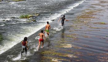 مصريون في نهر النيل هربا من الحرارة المرتفعة، إبريل 2024 (Getty)
