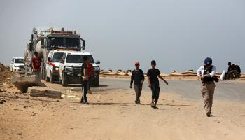 قافلة مساعدات إنسانية تابعة للأمم المتحدة تنتظر الإذن لدخول غزة، 25 إبريل 2024 (Getty)