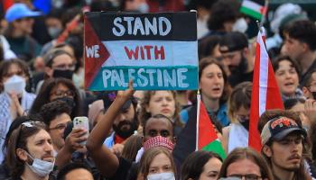 متظاهرون في مسيرة بنيويورك رافضة للحرب على غزة، 1 مايو 2024 (الأناضول)