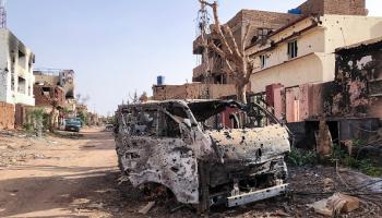 مركبة محترقة جراء القتال في ام درمان، السودان 30 مايو 2024 (Getty)