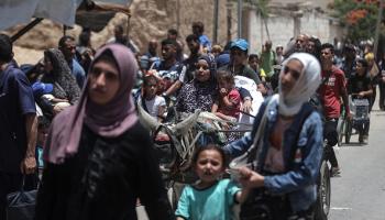 نزوح عائلات فلسطينية بعد مجزرة النصيرات، 8 يونيو (الأناضول)