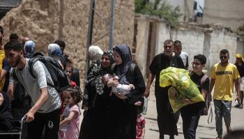 نزوح عائلات فلسطينية بعد مجزرة النصيرات، 8 يونيو (الأناضول)