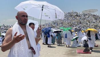 حاج يلهج بالدعاء في مكة وسط طقس حار، في 15 يونيو (الأناضول)