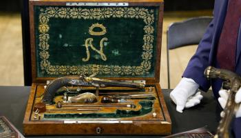 الصندوق الذي يحتوي على مسدسيّ الإمبراطور نابليون الأول، باريس في 18 يونيو 2024 (جيفري فان دير هاسيلت / فرانس برس)