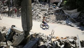 أطفال غزة يبحثون عن النجاة بين الركام، 22 يونيو 2024 (Getty)
