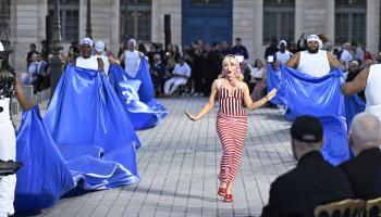 المغنية والممثلة الأميركية صابرينا كاربنتر تشارك في أحد عروض "فوغ وورلد" في باريس، 23 يونيو 2024 (كريستي سبارو/ Getty)