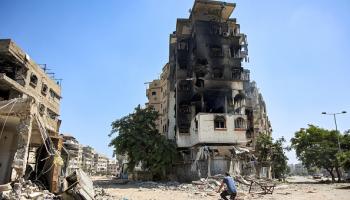 مبنى محترق في منطقة التفاح شرق مدينة غزة، 8 يوليو 2024 (عمر القطاع/Getty)