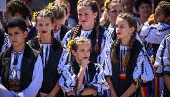 نزاع على بلوزة تراثية بين "لوي فيتون" وحِرَفيي رومانيا، 29 يونيو 2024 (دانييل ميهايليسكو/ فرانس برس)
