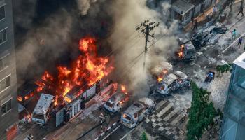 تصاعد الدخان بعد أن أشعل المتظاهرون النار في مقر التلفزيون الرسمي في دكا، 15 يوليو 2024(فرانس برس)