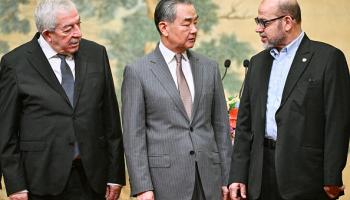 وانغ يي مع موسى أبو مرزوق ومحمود العالول، بكين 23 يوليو 2024 (بيدرو باردو/فرانس برس)