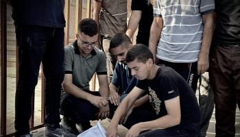 أهالي قرب جثامين أقربائهم في مستشفى ناصر في مدينة غزة، 25 يوليو 2024 (دعاء الباز/الأناضول)