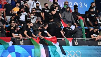 مشجعون يحملون أعلام فلسطين خلال مباراة باراغواي وإسرائيل، 27 يوليو 2024 (مصطفى يالسين/ أناضول)