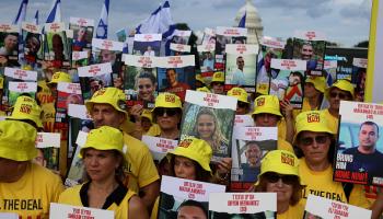 متظاهرون وعائلات إسرائيليين محتجزين أمام الكونغرس يطالبون نتنياهو بصفقة 23/7/2024 (جاستن سوليفان/Getty)
