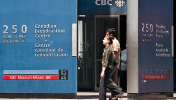 مارة أمام مقر هيئة البث الكندية في تورونتو، 7 يونيو 2006 (جيف روبنز/ فرانس برس)