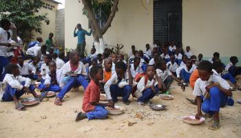 معاناة التعليم في مخيمات النازحين في الصومال (الأناضول)
