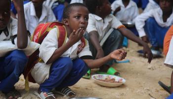 معاناة التعليم في مخيمات النازحين في الصومال (الأناضول)