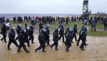 الأمن يسير بجوار محتجين ضد توسيع منجم فحم في ألمانيا (مايكل بروبست/أسوشييت برس)