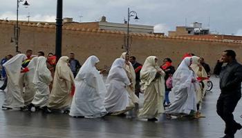 مغربيات يرتدين الحايك في مدينة وجدة (فيسبوك)