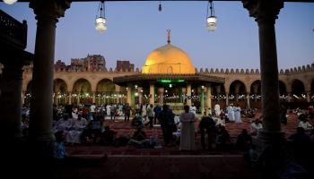 التكبير فجراً قبل صلاة العيد بأحد مساجد القاهرة(أحمد السيد/الأناضول)