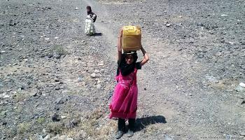فتاة يمنية تحمل عبوة مياه - اليمن - مجتمع
