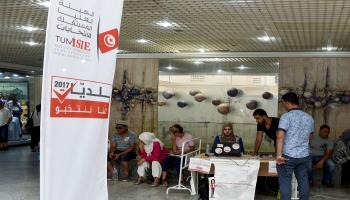 تونس/سياسة/التسجيل للانتخابات البلدية/(فتحي بلعيد/فرانس برس)