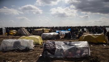 مخيم مؤقت للاجئين عند حدود اليونان المغلقة (Getty)