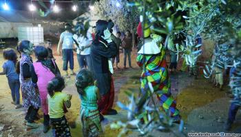 حفل للأطفال السوريين المهجرين بين أشجار الزيتون(العربي الجديد)